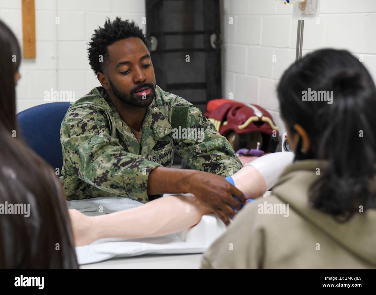 Il 20 aprile 2022, gli studenti di anatomia e fisiologia di posizionamento avanzato della Lejeune High School hanno partecipato ad una fiera STEM ospitata dal Naval Medical Center Camp Lejeune. L'evento ha introdotto diverse aree di studio nel campo medico che utilizzano la scienza, la tecnologia, l'ingegneria e la matematica. Per gli studenti erano disponibili dimostrazioni pratiche. Per diversi mesi, i membri dello staff di NMCCL visitano le scuole della zona per contribuire a rilanciare il programma DI SENSIBILIZZAZIONE STEM che era stato sospeso a causa della pandemia. Questo è stato il primo STEM Fair NMCCL ha ospitato fin dall'inizio. Foto Stock