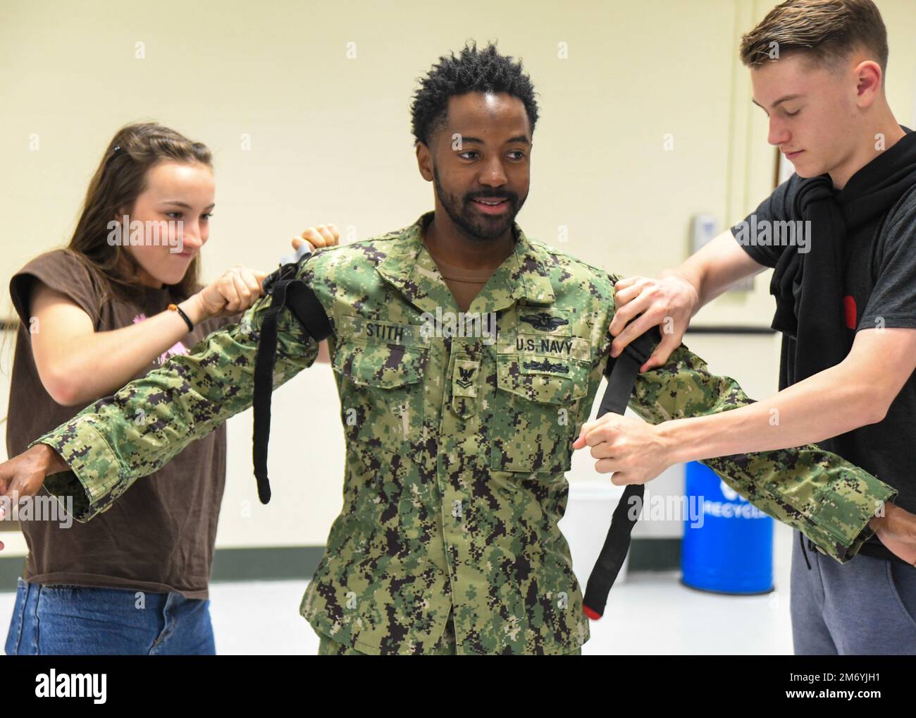Il 20 aprile 2022, gli studenti di anatomia e fisiologia di posizionamento avanzato della Lejeune High School hanno partecipato ad una fiera STEM ospitata dal Naval Medical Center Camp Lejeune. L'evento ha introdotto diverse aree di studio nel campo medico che utilizzano la scienza, la tecnologia, l'ingegneria e la matematica. Per gli studenti erano disponibili dimostrazioni pratiche. Per diversi mesi, i membri dello staff di NMCCL visitano le scuole della zona per contribuire a rilanciare il programma DI SENSIBILIZZAZIONE STEM che era stato sospeso a causa della pandemia. Questo è stato il primo STEM Fair NMCCL ha ospitato fin dall'inizio. Foto Stock
