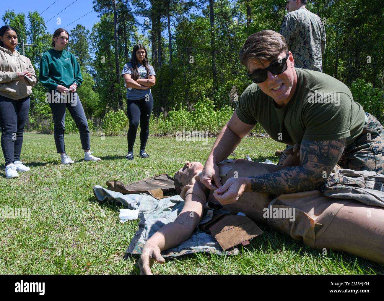 Il 20 aprile 2022, gli studenti di anatomia e fisiologia di posizionamento avanzato della Lejeune High School hanno partecipato ad una fiera STEM ospitata dal Naval Medical Center Camp Lejeune. L'evento ha introdotto diverse aree di studio nel campo medico che utilizzano la scienza, la tecnologia, l'ingegneria e la matematica. Per gli studenti erano disponibili dimostrazioni pratiche. Per diversi mesi, i membri dello staff di NMCCL visitano le scuole della zona per contribuire a rilanciare il programma DI SENSIBILIZZAZIONE STEM che era stato sospeso a causa della pandemia. Questo è stato il primo STEM Fair NMCCL ha ospitato fin dall'inizio. Foto Stock
