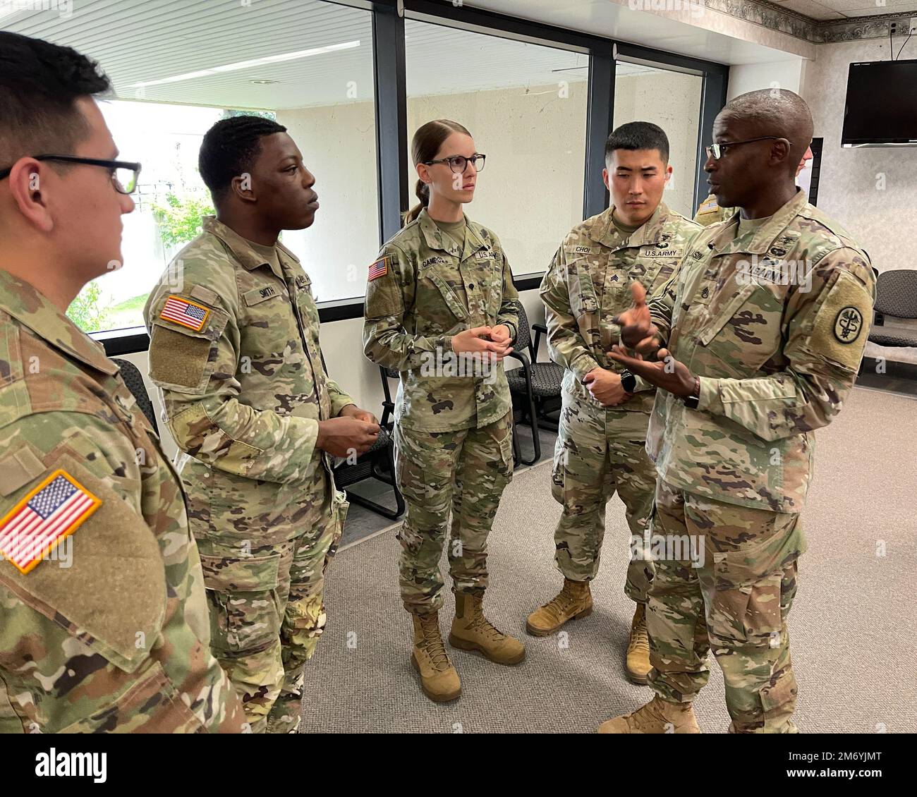 Da destra, il personale Sgt. Terrence Laisin, setta i suoi membri della squadra, Sgt. Sangoh Choi, SPC. Ilona Campos, PFC.Tyrion Smith e SPC. Angel Galvez. Il team, insieme al Capitano Joshua Lockwood, si è formato per due mesi e rappresenterà il Blanchfield Army Community Hospital al Regional Health Command-Atlantic Best leader Competition il 25-29 aprile a Fort Benning, Georgia. Foto Stock