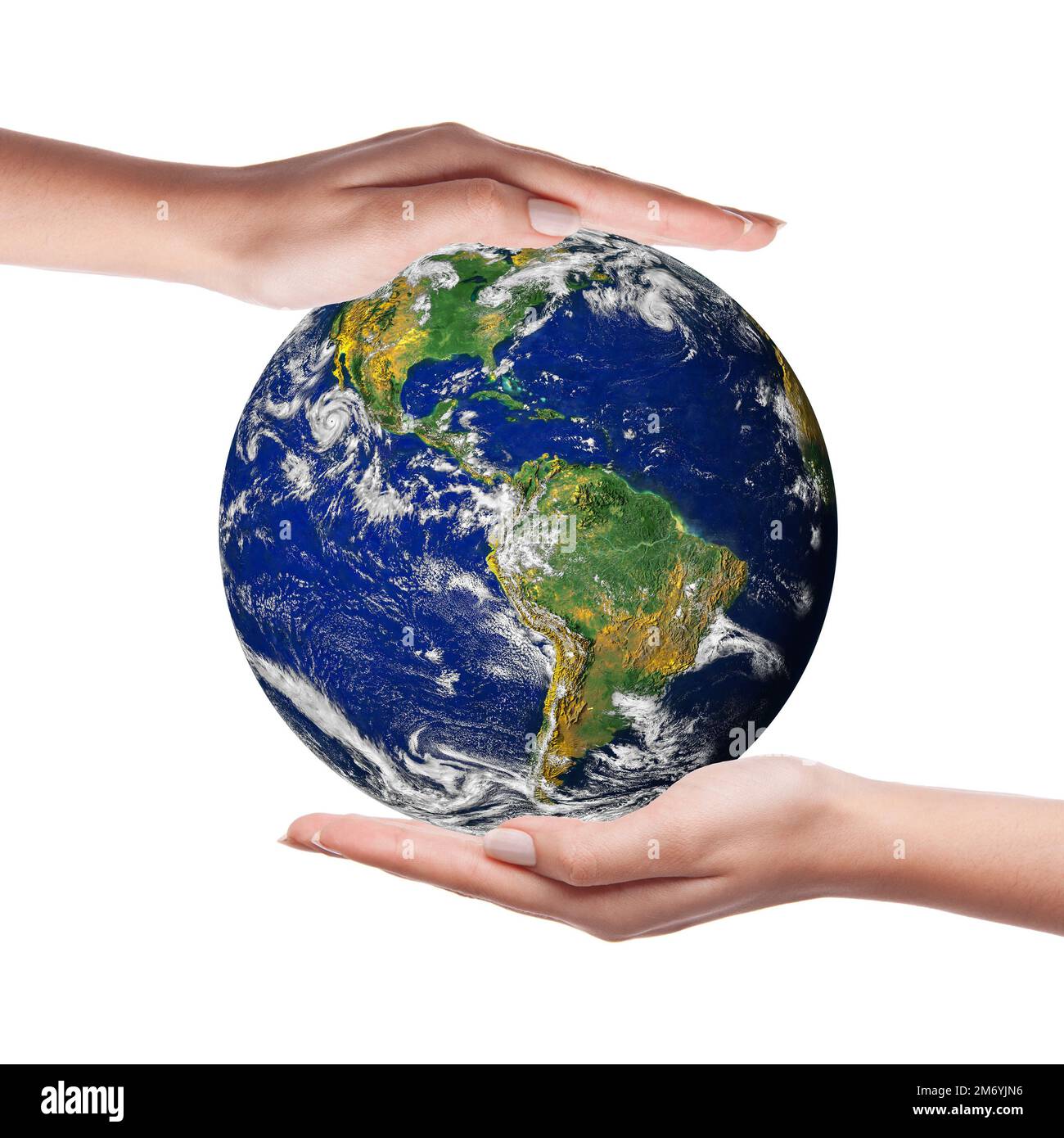 Due mani che tengono isolato il mondo su sfondo bianco. Salvare il concetto di terra del pianeta. Immagine concettuale del giorno della Terra. Elementi di questa immagine forniti Foto Stock