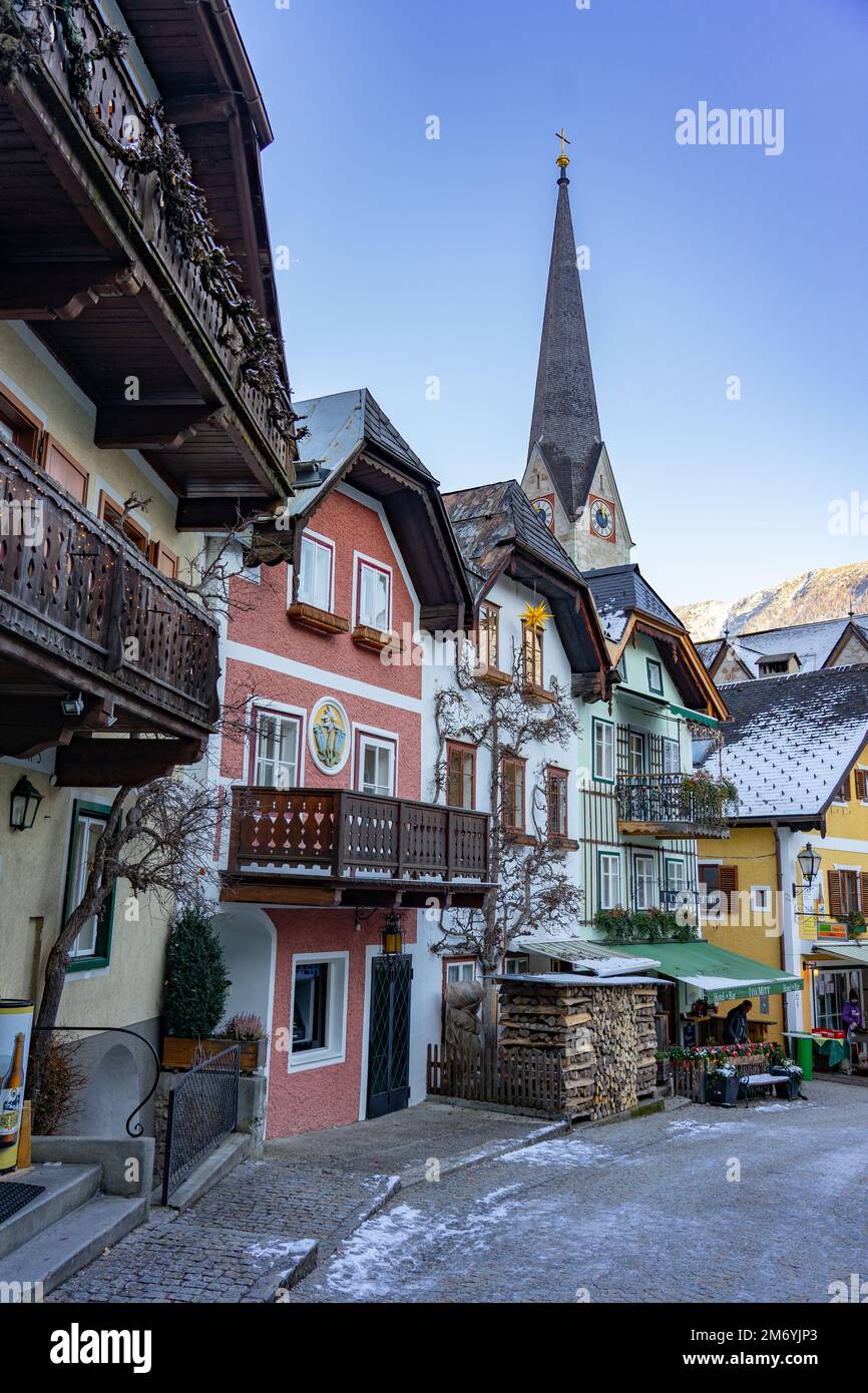 12.10.2022 - Hallstatt, Austria - mercatino di Natale sulla piazza principale di Hallstatt con case colorate. Foto Stock