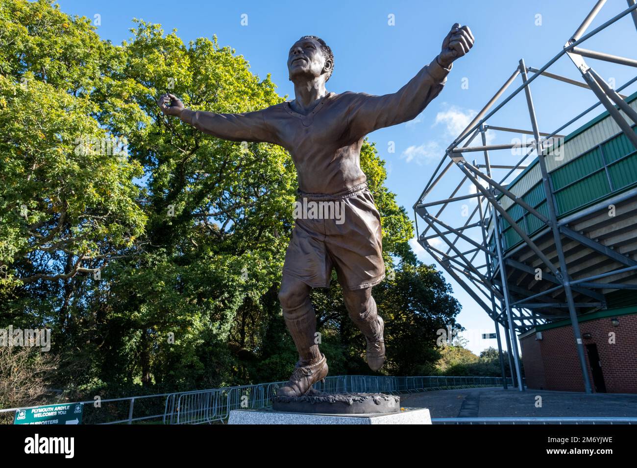 Statua di John Francis Leslie dell'artista Andy Edwards, che avrebbe dovuto essere il primo calciatore nero dell'Inghilterra. Foto Stock