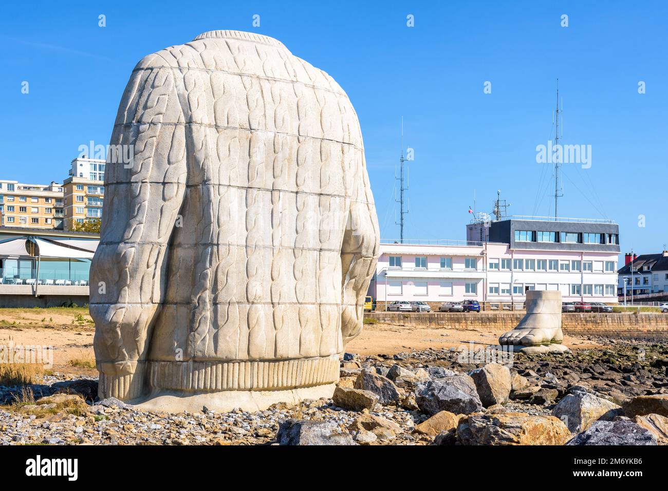 Due grandi sculture in cemento raffiguranti un maglione a maglia e un piede umano, di Daniel Dewar e Gregory Gicquel, a Saint-Nazaire, Francia. Foto Stock