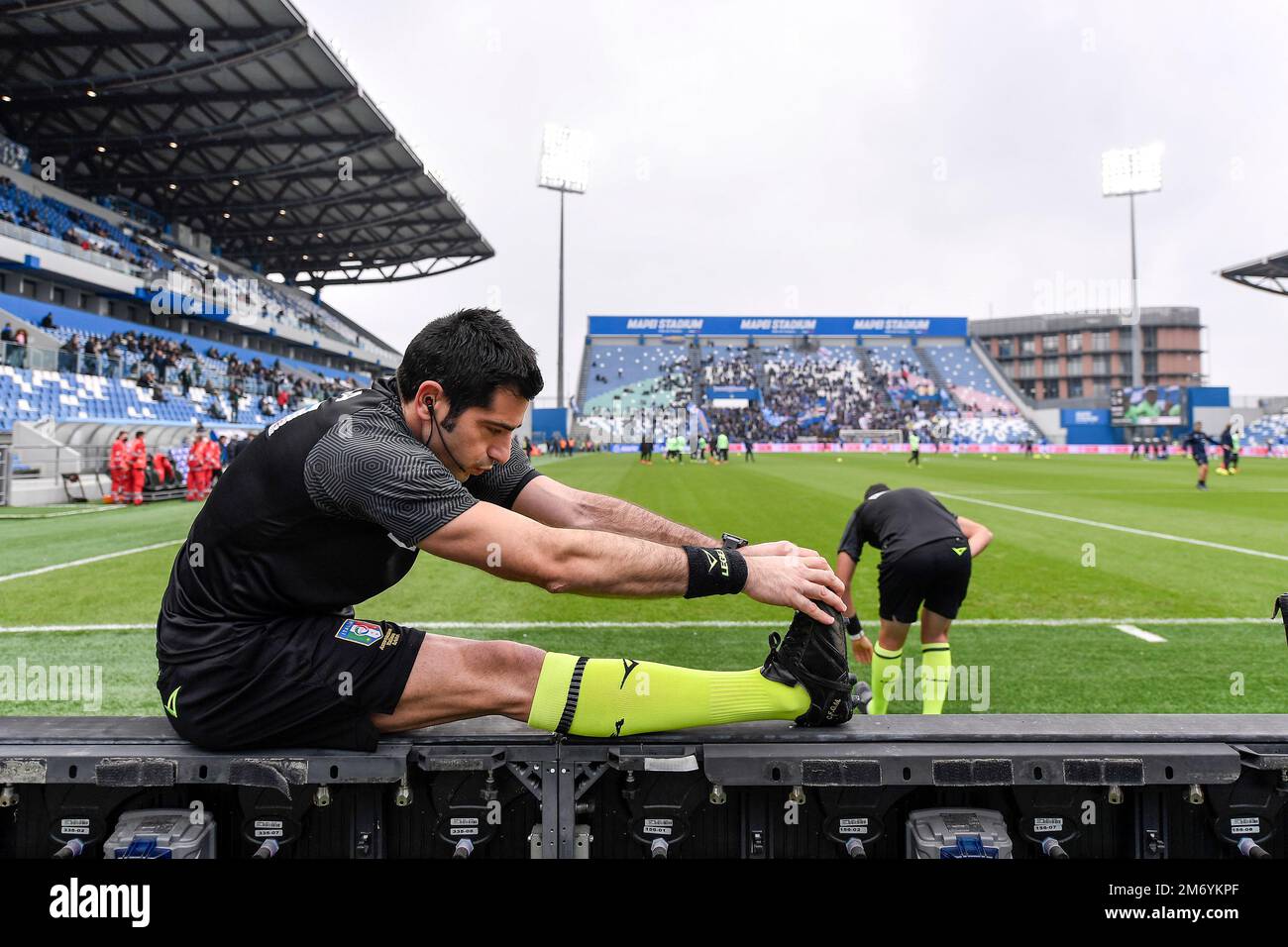 L'arbitro Fabio Maresca si allunga durante il riscaldamento della Serie Una partita di calcio tra US Sassuolo e UC Sampdoria allo stadio Città del Tricolore i Foto Stock