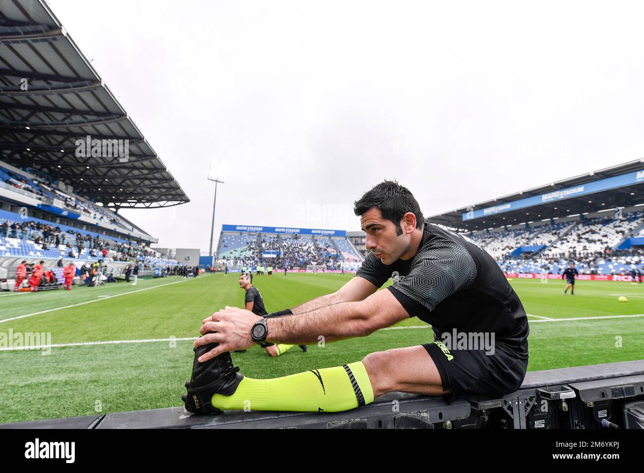 L'arbitro Fabio Maresca si allunga durante il riscaldamento della Serie Una partita di calcio tra US Sassuolo e UC Sampdoria allo stadio Città del Tricolore i Foto Stock