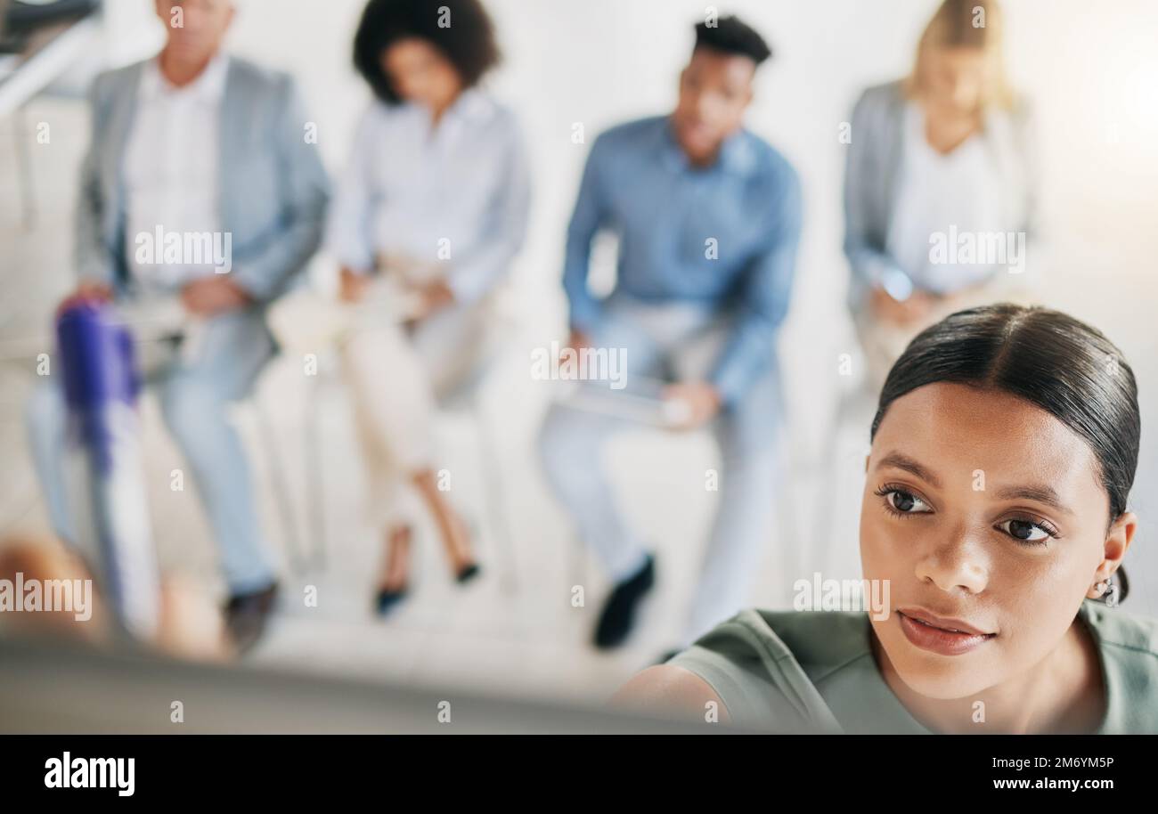 Presentazione, scrittura e donna d'affari in riunione per la pianificazione delle vendite, pubblicità e strategia di marketing. Leadership, formazione e dipendente femminile Foto Stock