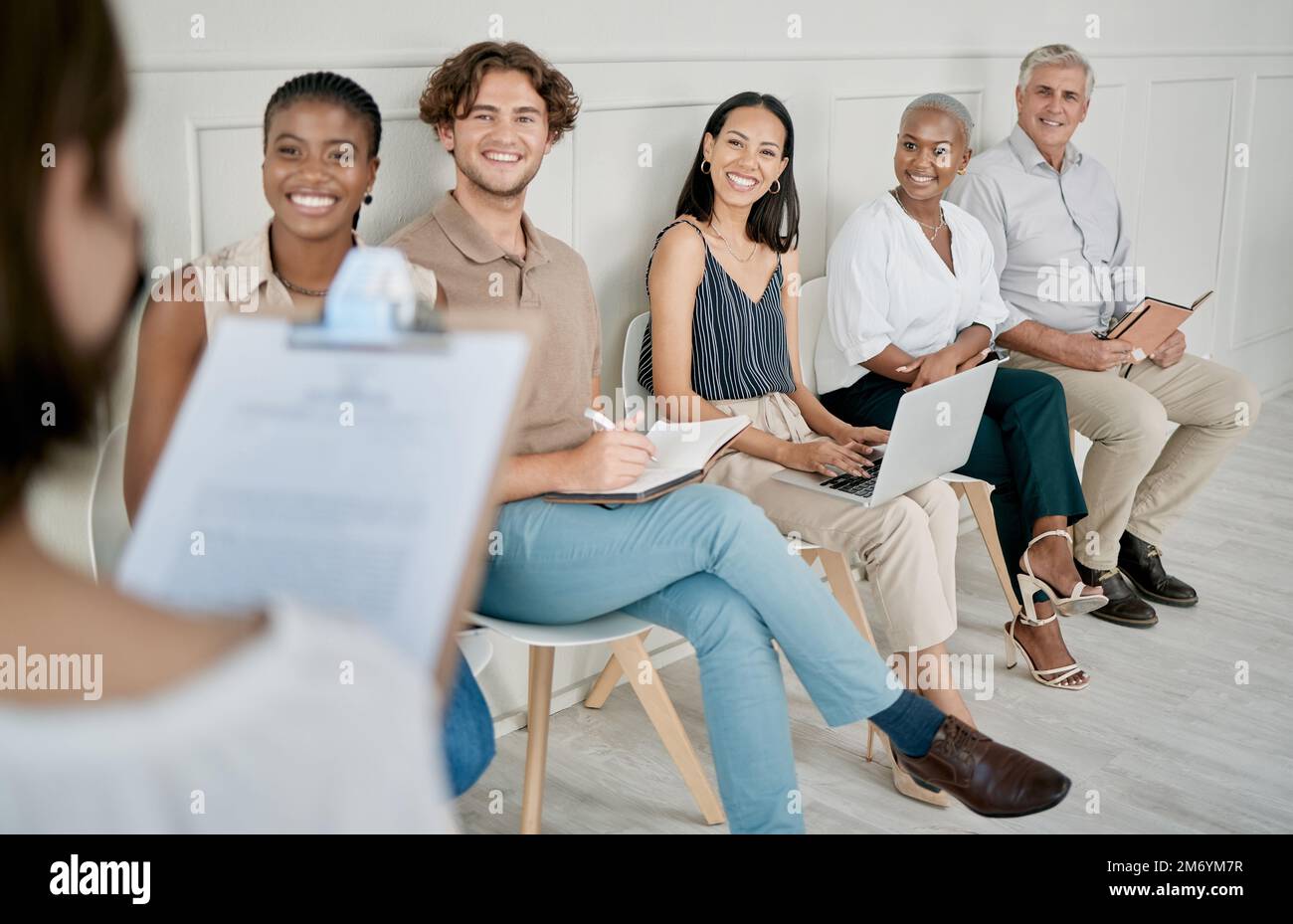 Assunzione, risorse umane o persone in una sala d'attesa per un colloquio di lavoro di marketing in un ufficio edificio. Onboarding, uomini e donne d'affari con carriera Foto Stock