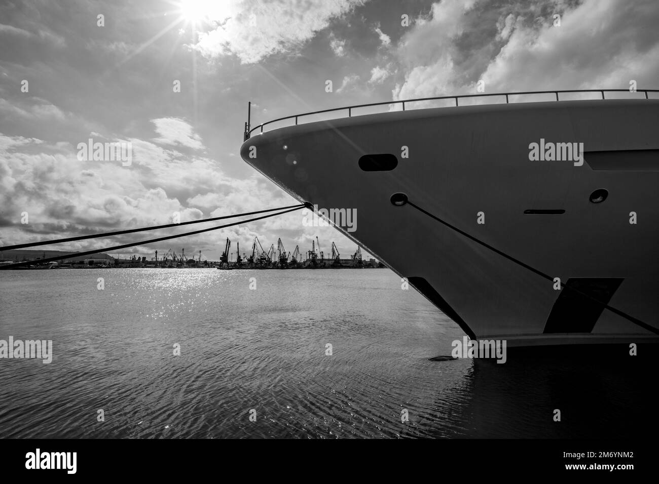 Impressione in bianco e nero con luce solare, nave nel porto, porto di Varna, Bulgaria Foto Stock