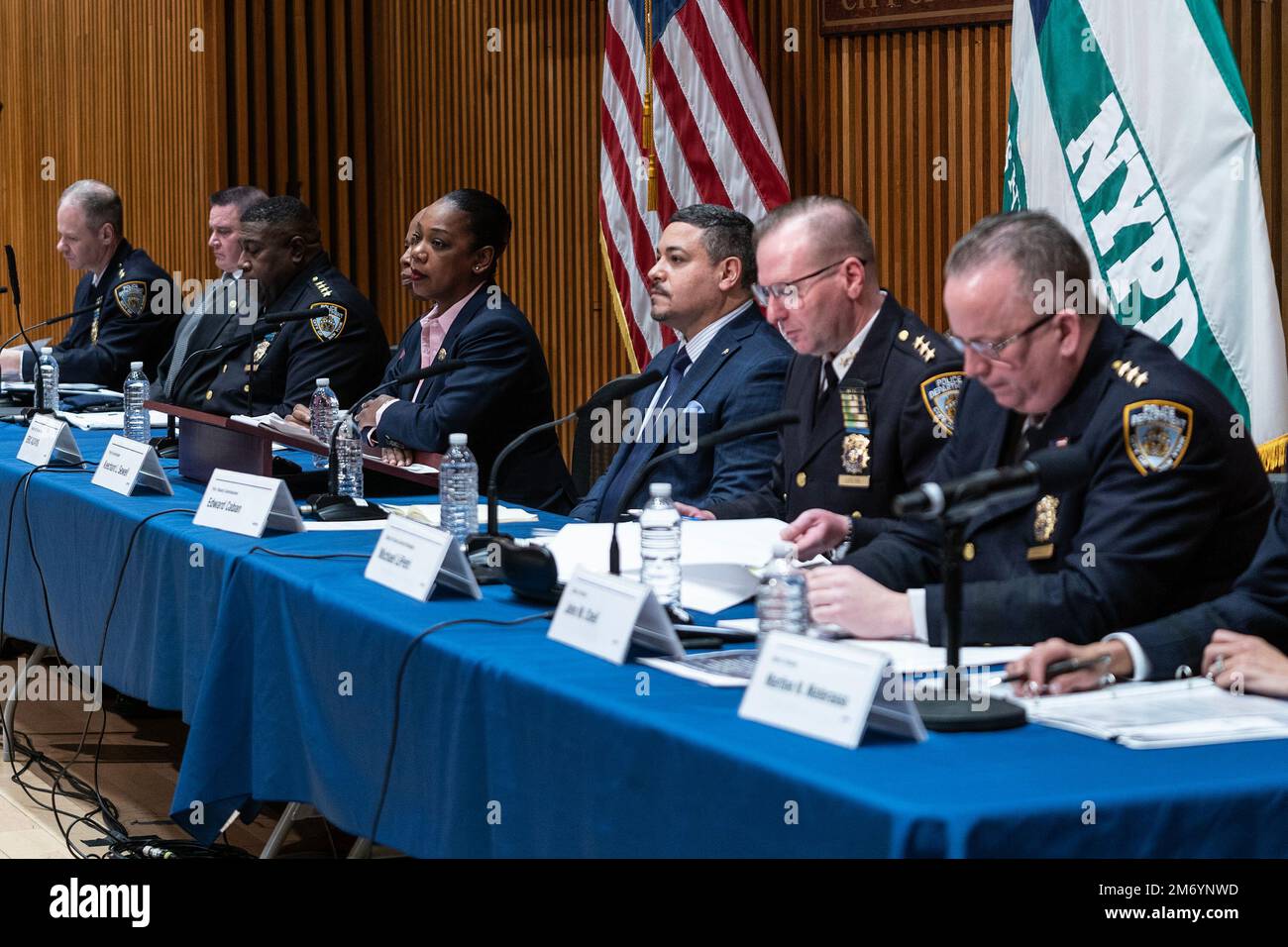 New York, Stati Uniti. 05th Jan, 2023. Il commissario di polizia Keechant Sewell (C) parla durante il briefing di fine 2022 anno sulla criminalità in One Police Plaza. Al briefing hanno partecipato il Capo del Dipartimento Jeffrey Maddrey, Capo del transito Michael Kemper, Capo dei Detectivi James Essig, Capo della Patrol John Chell, il Commissario della polizia Keechant Sewell, Capo dell'edilizia Martine Materasso, il primo Vice Commissario Edward Caban, Capo delle strategie di controllo del crimine Michael LiPetri, il sindaco Eric Adams. (Foto di Lev Radin/Pacific Press) Credit: Pacific Press Media Production Corp./Alamy Live News Foto Stock