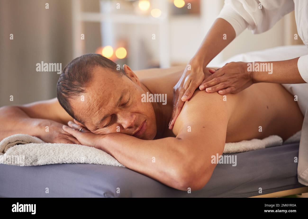 Spa, relax e massaggio mani uomo per la salute, benessere e stress sollievo  nel resort di lusso. Zen, terapia fisica e terapeuta femminile massaggiando  la schiena Foto stock - Alamy