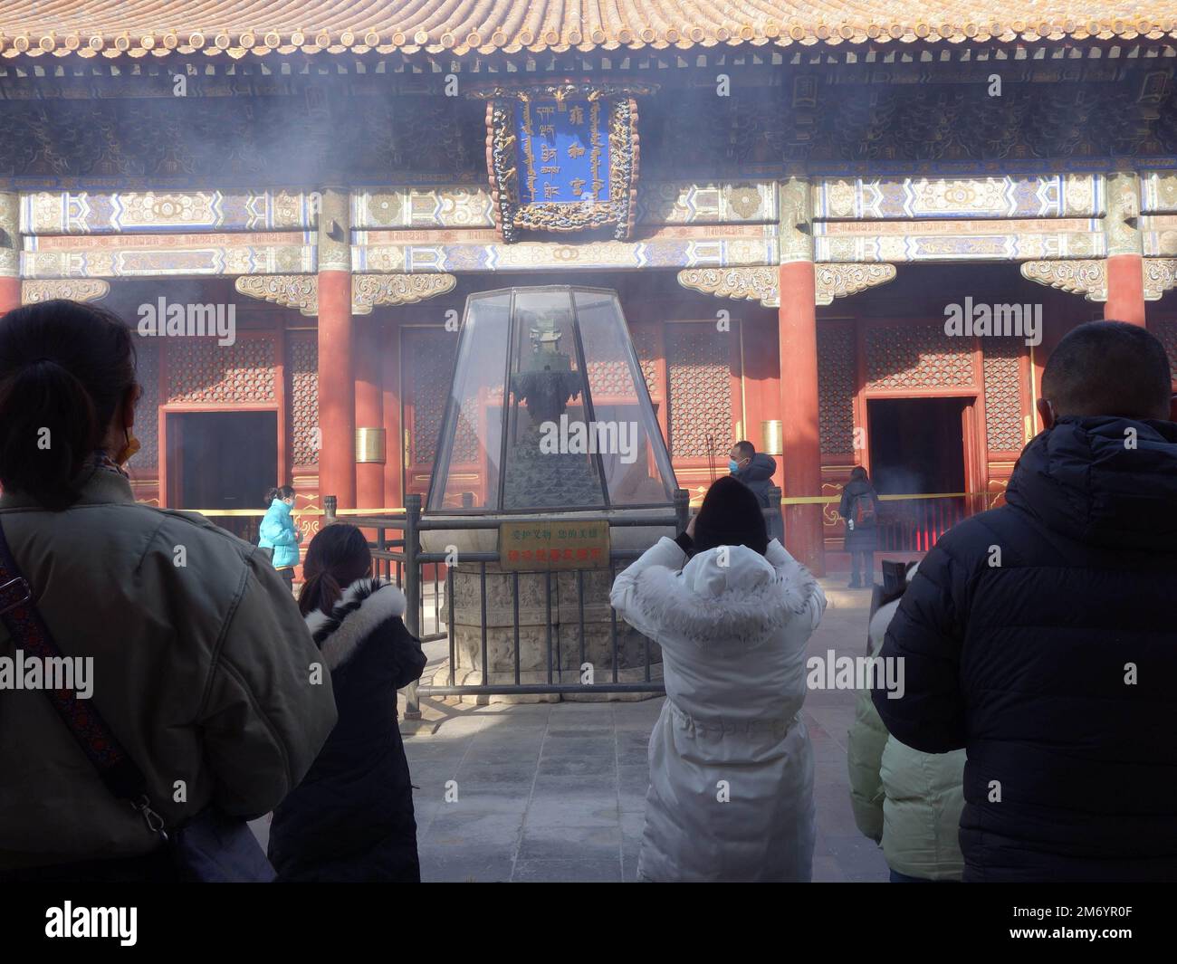 PECHINO, CINA - 6 GENNAIO 2023 - i visitatori bruciano incenso e pregano per le benedizioni al Tempio lama a Pechino, Cina, 6 gennaio 2023. Foto Stock