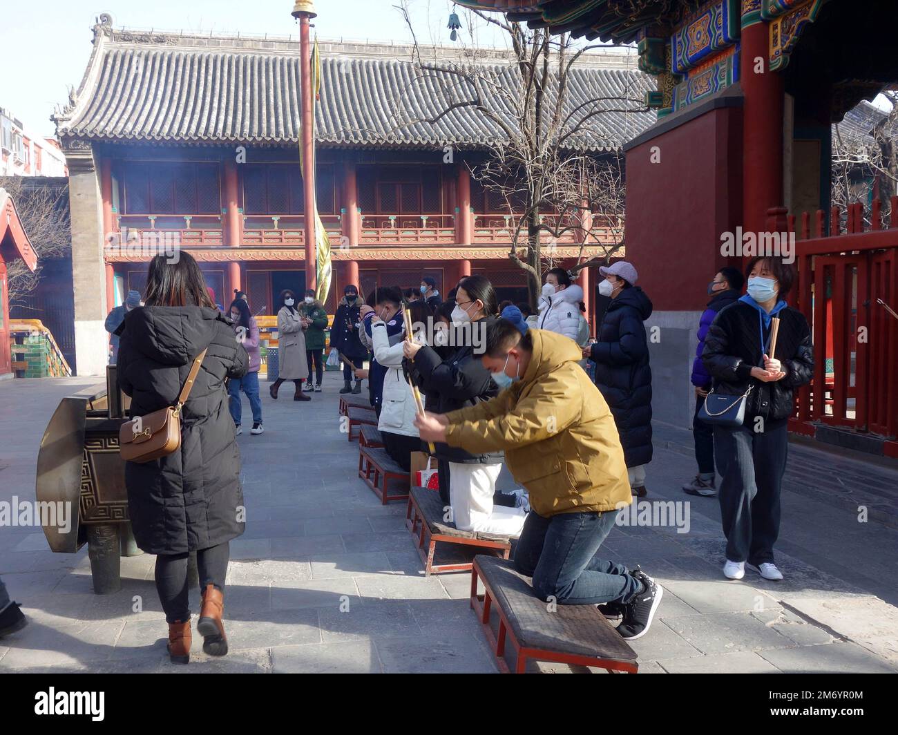 PECHINO, CINA - 6 GENNAIO 2023 - i visitatori bruciano incenso e pregano per le benedizioni al Tempio lama a Pechino, Cina, 6 gennaio 2023. Foto Stock