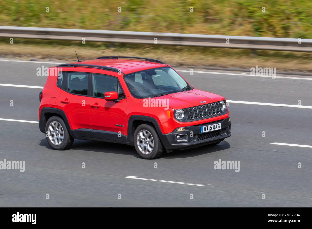 2015 Red JEEP RENEGADE LIMITED, Multiair 140 Start/Stop manuale a 1368cc 6 marce; viaggiando sull'autostrada M61 UK Foto Stock