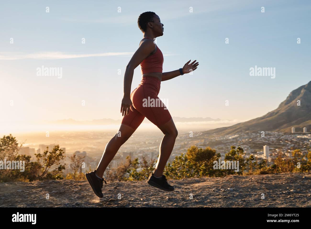 Running montagna e donna nera atleta per fitness allenamento o velocita al sorgere del sole del mattino. Allenamento natura corsa e corridore per l esercizio cardio Foto stock Alamy