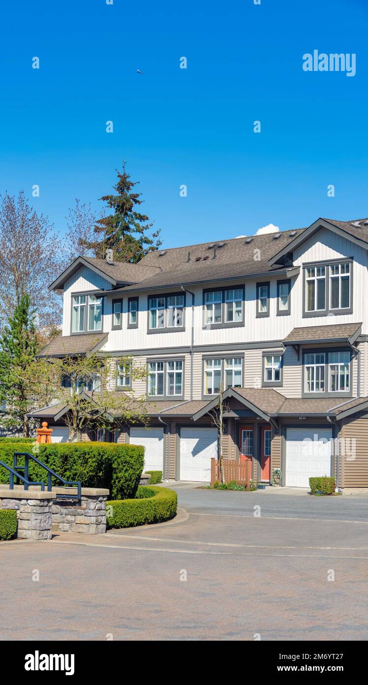 Edificio residenziale con un aereo volante nel cielo Foto Stock
