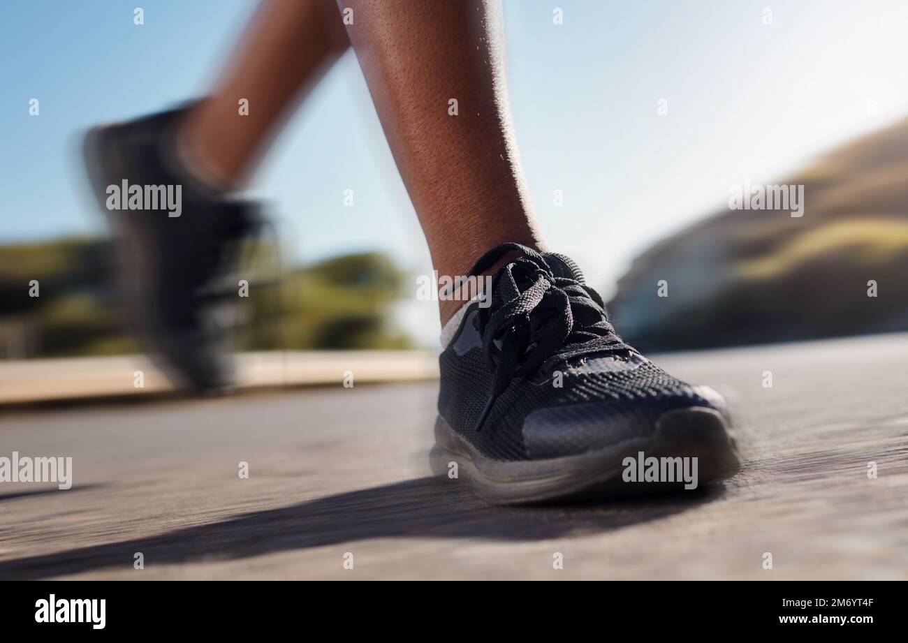 Scarpe fitness, corsa e allenamento di una donna che corre su una strada  veloce in natura. Maratona, sport e asfalto runner di strada facendo  esercizio, sport Foto stock - Alamy