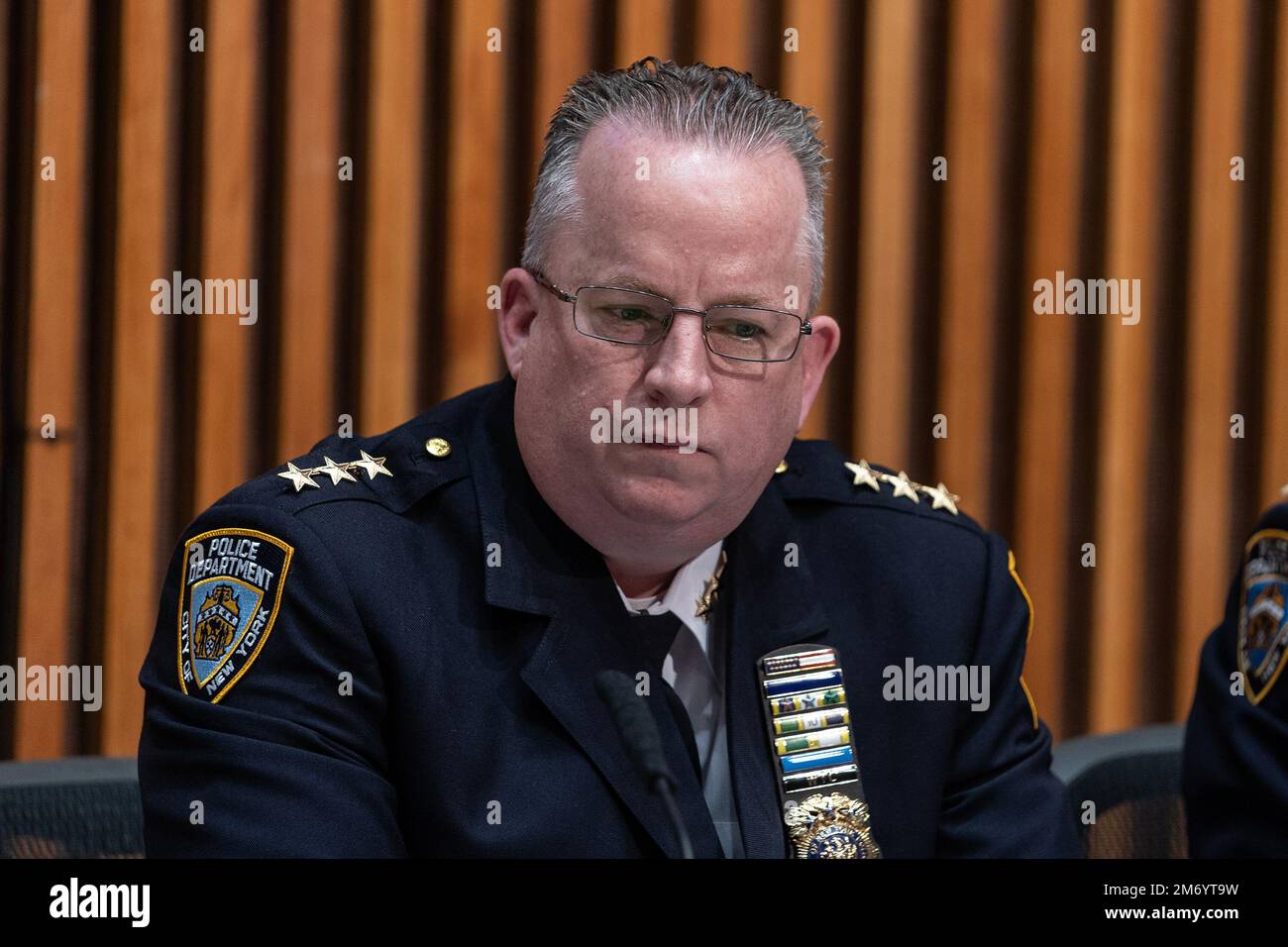 New York, New York, Stati Uniti. 5th Jan, 2023. John Chell, capo della pattuglia di NYPD, partecipa a un briefing di fine 2022 anno sulla criminalità presso One Police Plaza. Al briefing hanno partecipato il Capo del Dipartimento Jeffrey Maddrey, Capo del transito Michael Kemper, Capo dei Detectivi James Essig, Capo della Patrol John Chell, il Commissario della polizia Keechant Sewell, Capo dell'edilizia Martine Materasso, il primo Vice Commissario Edward Caban, Capo delle strategie di controllo del crimine Michael LiPetri, il sindaco Eric Adams. (Credit Image: © fotografo Lev Radin/Pacific Press via ZUMA Press Wire) Foto Stock