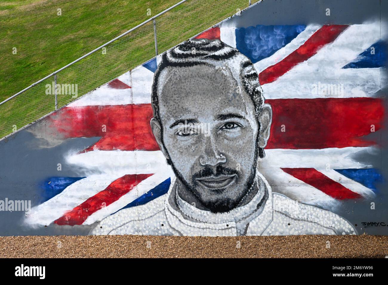 Un disegno di Lewis Hamilton all'interno di un tunnel a Silverstone con la Union Jack Flag Foto Stock