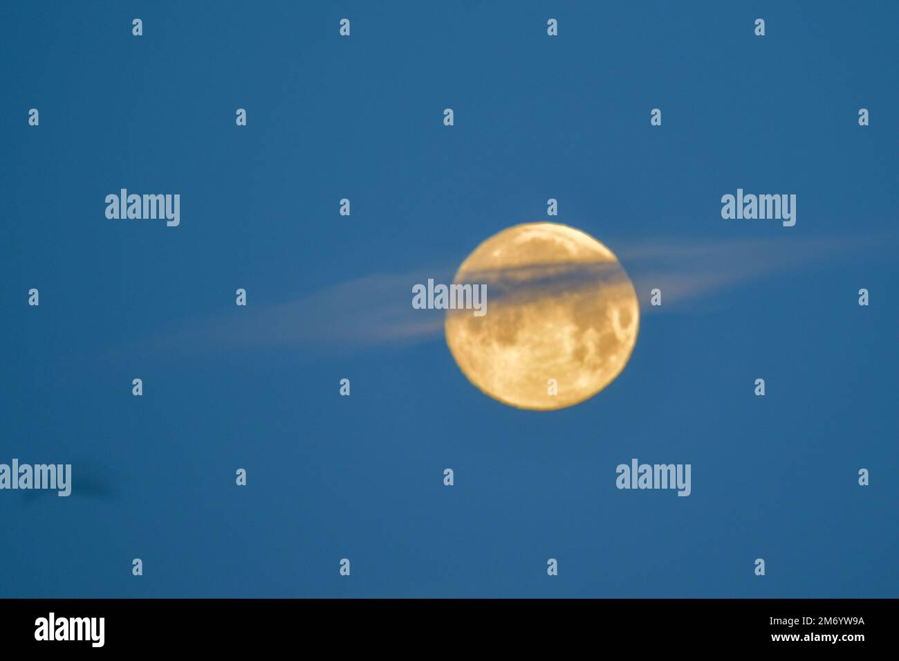 Penumbral Lunar Eclipse, la Luna del Lupo, che splende su una mattina d'inverni con un flusso di nuvole che circolano, luna piena, cielo mattutino Foto Stock