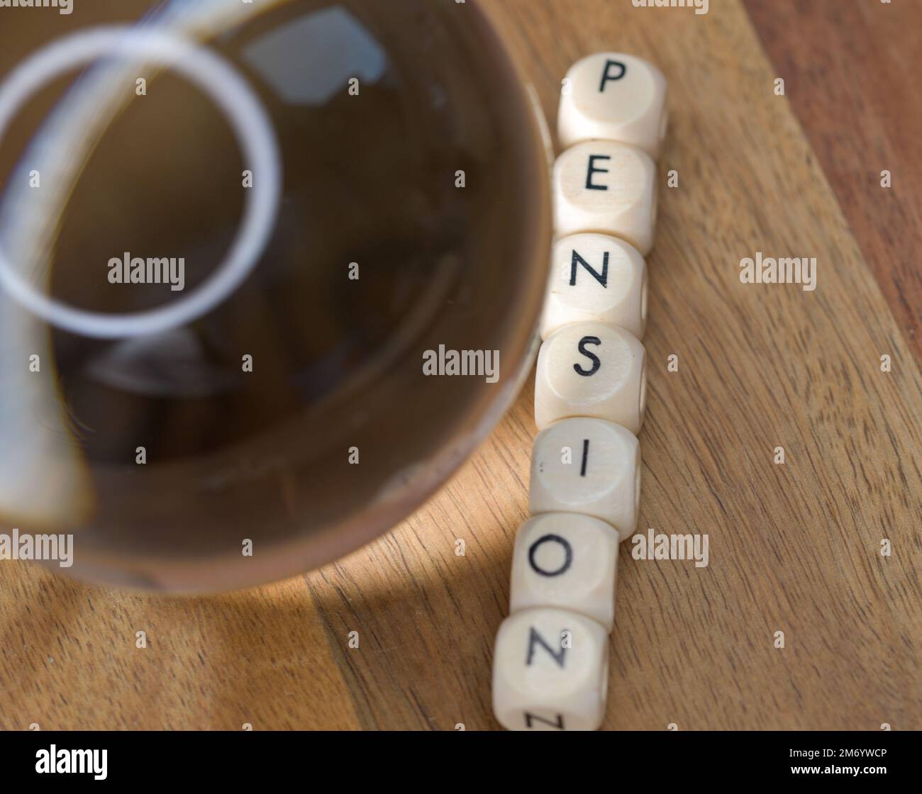 Una sfera di cristallo accanto a una fila di lettere in blocco che indica la parola pensione, futuro della pensione, finanziamento dei pensionati, previsione futura del valore della pensione Foto Stock