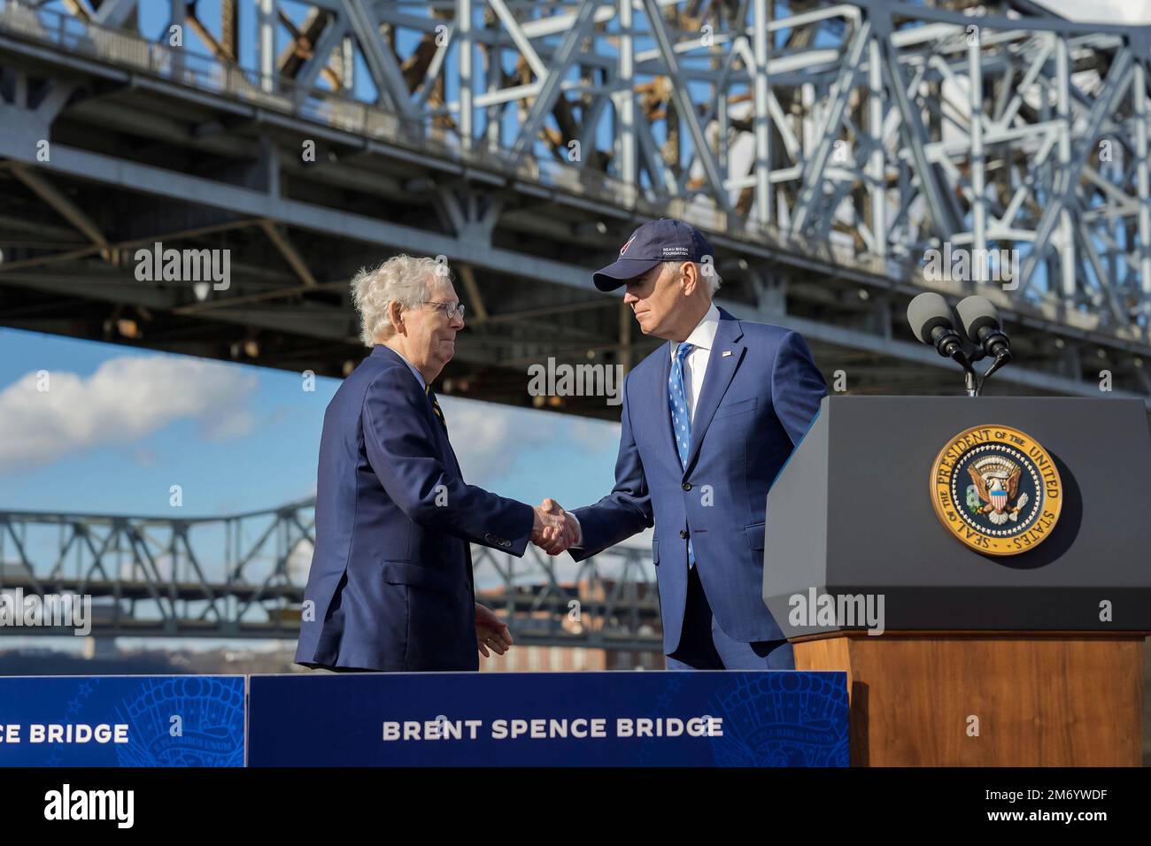 Covington, Stati Uniti d'America. 04th Jan, 2023. Covington, Stati Uniti d'America. 04 gennaio 2023. Il presidente degli Stati Uniti Joe Biden si scossa le mani con il leader della minoranza del Senato Mitch McConnell, a sinistra, durante un evento che mette in evidenza il piano bipartisan delle infrastrutture di fronte al Brent Spence Bridge, 4 gennaio 2023 a Covington Kentucky. La Biden-Harris Administration ha stanziato $1,63 miliardi di dollari per costruire un ponte per sbloccare il traffico con il collegamento stradale critico tra Kentucky e Ohio. Credit: Adam Schultz/White House Photo/Alamy Live News Foto Stock