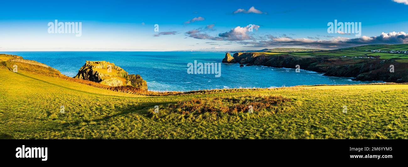 Panorama attraverso Lye Rock, Benoath Cove e Bossiney Haven, Tintagel, Cornovaglia, Regno Unito Foto Stock