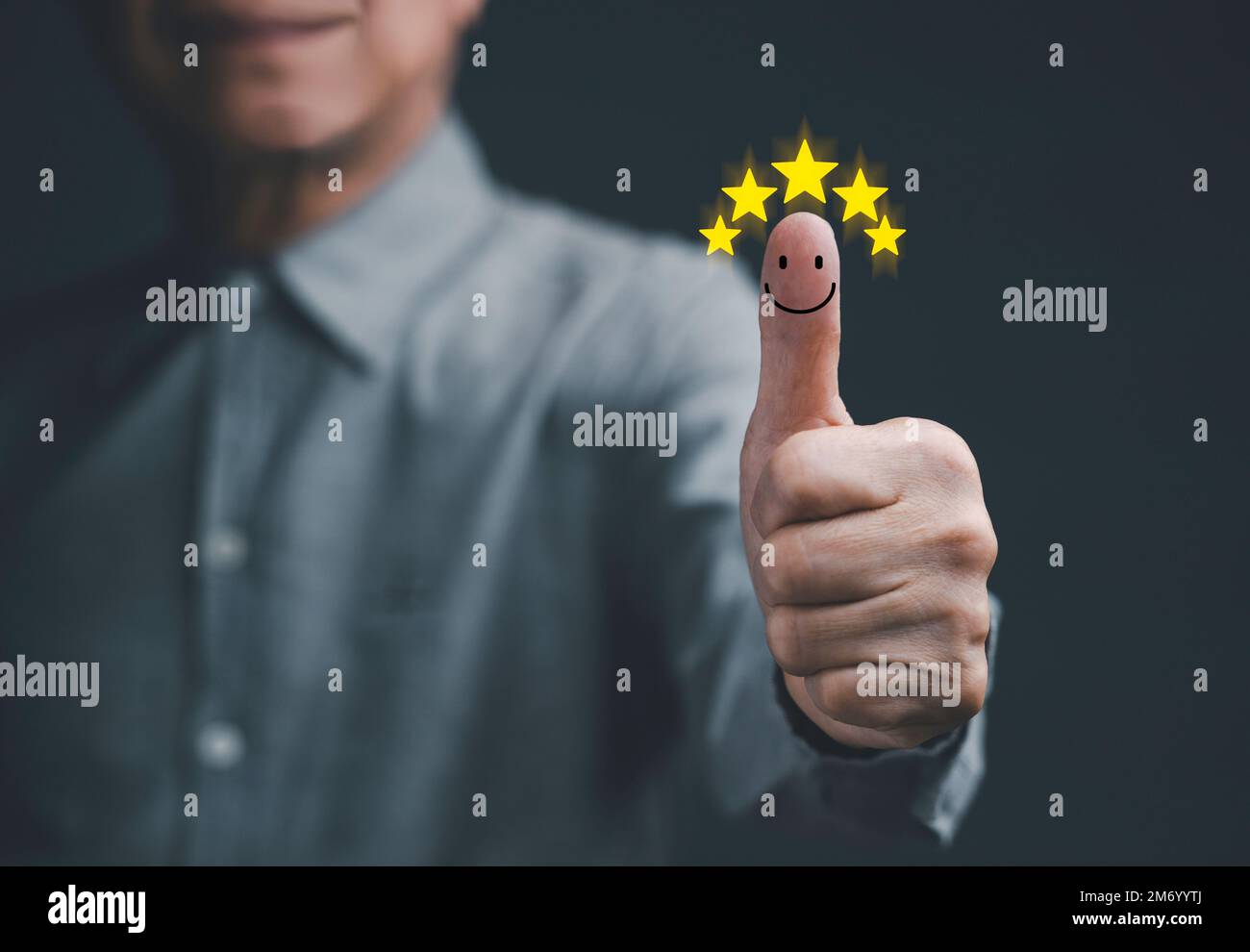 Sorriso del cliente e pollice in su emozione positiva icona del volto sorridente con cinque stelle di valutazione. Il miglior servizio eccellente per il concetto di soddisfazione. Foto Stock