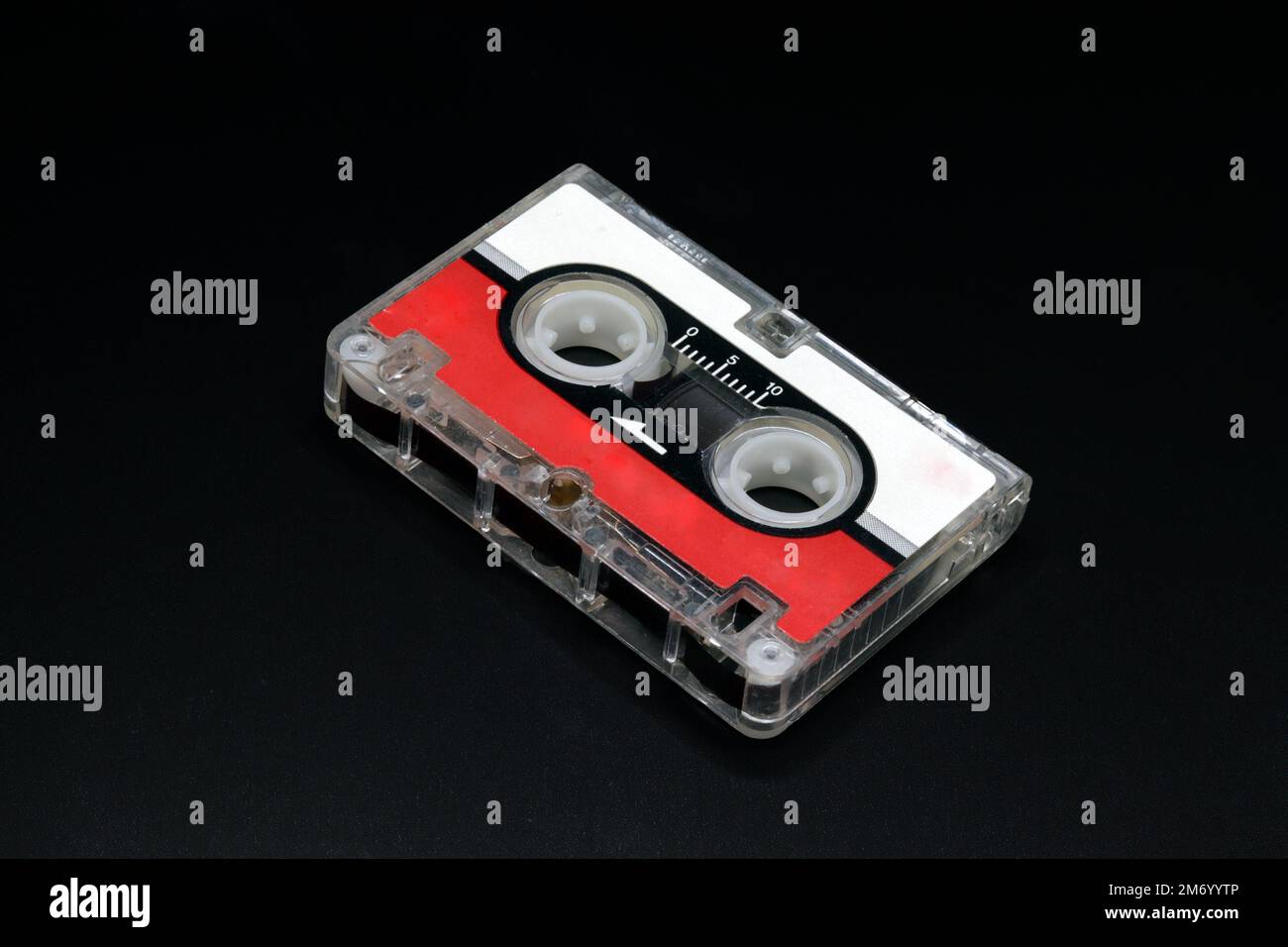 microcassetta a nastro magnetico su sfondo scuro Foto Stock