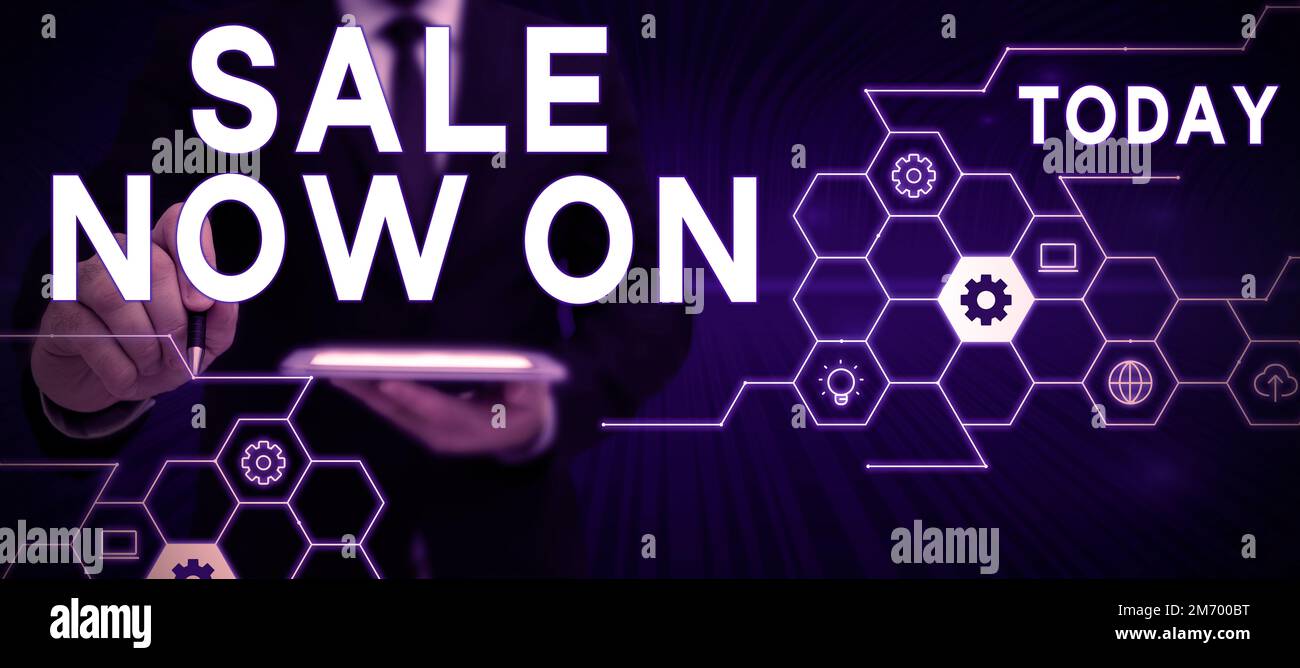 Ispirazione che mostra i Saldi dei cartelli ora disponibili. Word per sconti e offerte promozionali di vendita al dettaglio Foto Stock