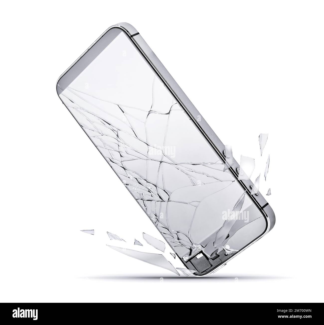 Primo piano di caduta dello smartphone a terra, schermo di vetro rotto isolato su uno sfondo bianco. Telefono cellulare danneggiato, schermo touch moderno incrinato. Elettr Foto Stock