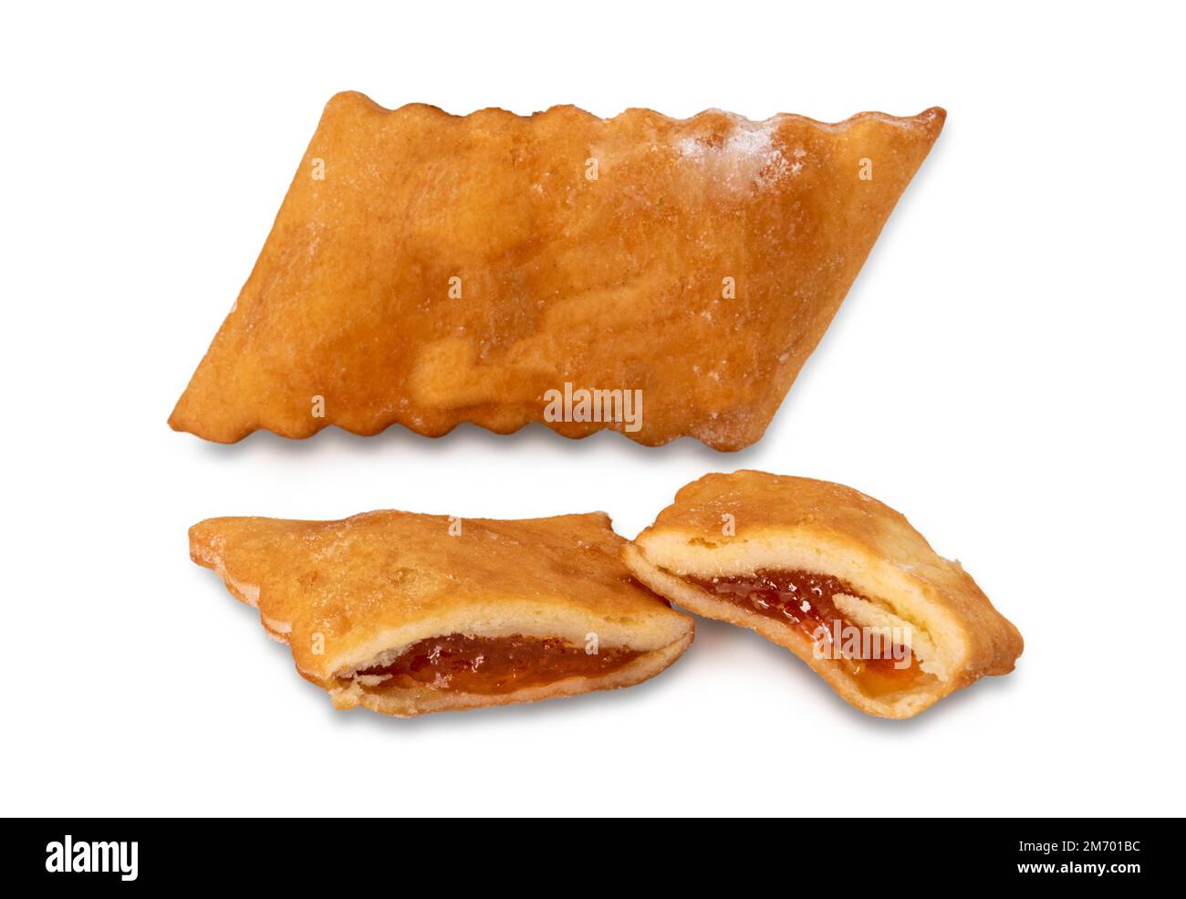 Bugie (bugie) o frappe o chiacchiere o ali d'angelo. Tradizionale dessert italiano fritto carnevale ripieno di marmellata d'arancia, isolato su bianco, clip Foto Stock