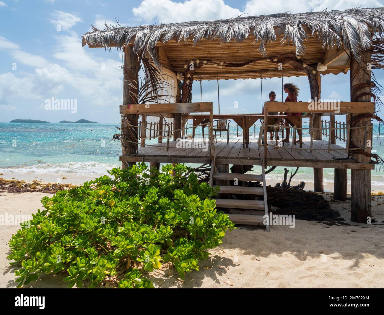 Mayreau, Grenadine, isola caraibica. Windward Bay. Bar sulla spiaggia Ranch Escapade. Foto Stock
