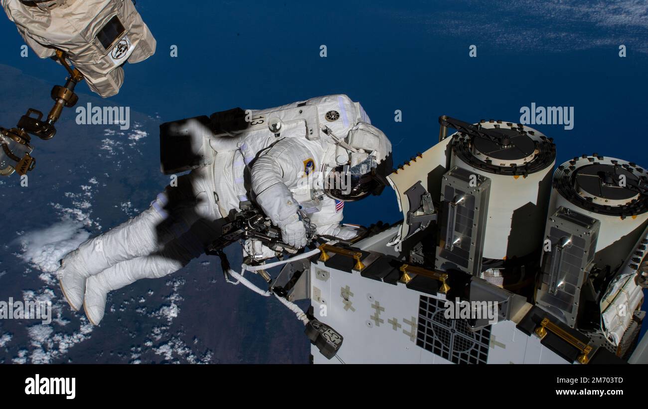 ISS - 22 dicembre 2022 - Expedition 68 Flight Engineer e lo spacewalker della NASA Josh Cassada cavalca il braccio robotico Canadarm2 per preparare un lancio di energia solare A. Foto Stock