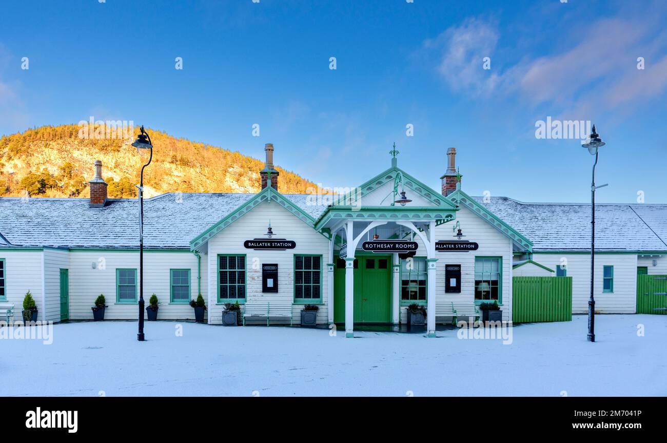Ballater Aberdeenshire Scozia inverno con neve Station edifici con Rothesay Camere Foto Stock