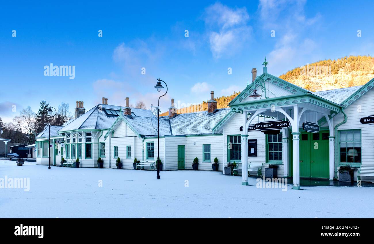 Ballater Aberdeenshire Scozia inverno con neve Station edifici con centro visitatori e biblioteca Foto Stock