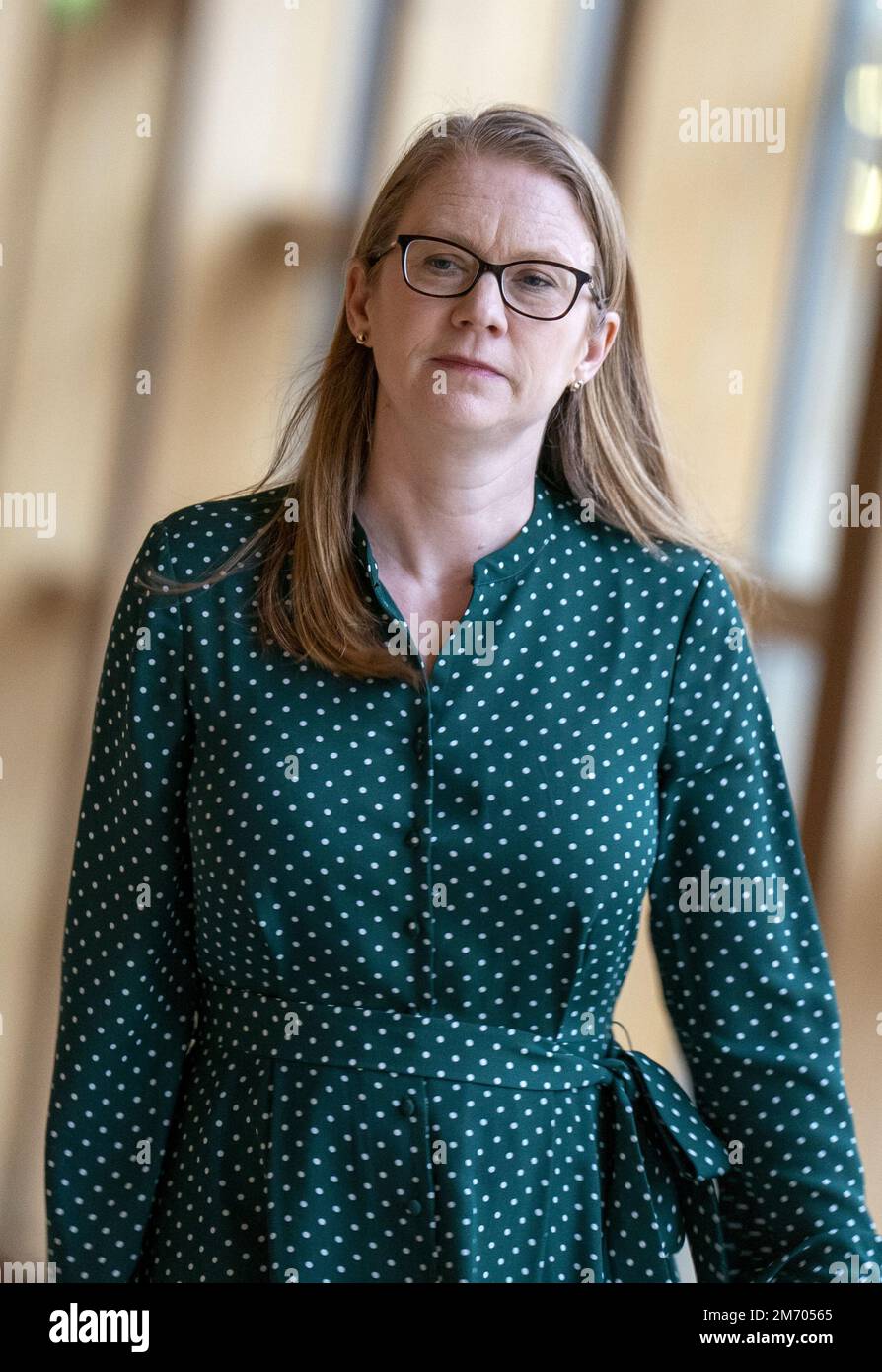 Foto del file datata 24/11/22 del Segretario del Gabinetto per l'Istruzione e le competenze Shirley-Anne Somerville arriva prima delle prime Domande del Ministro (FMQ) nella camera principale del Parlamento scozzese a Edimburgo. Il Segretario scozzese per l'istruzione ha insistito sull'esistenza di un "potenziale margine di compromesso” poiché i ministri cercano di porre fine a una controversia sulla retribuzione che ha visto lo sciopero degli insegnanti chiudere le scuole in tutto il paese. Shirley-Anne Somerville ha parlato dopo i colloqui con i sindacati di insegnamento il venerdì, che ha descritto come 'costruttivo ed utile '. Data di emissione: Venerdì 6 gennaio 2023. Foto Stock