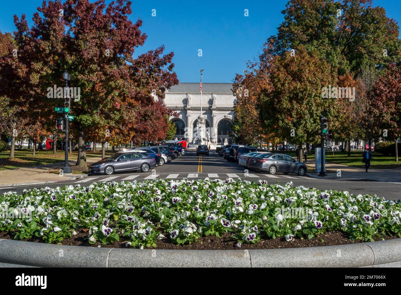 La rotonda dei fiori di fronte alla Washington Union Station, la principale stazione ferroviaria, il fulcro dei trasporti e la destinazione per il tempo libero progettata da Daniel Burnham An Foto Stock