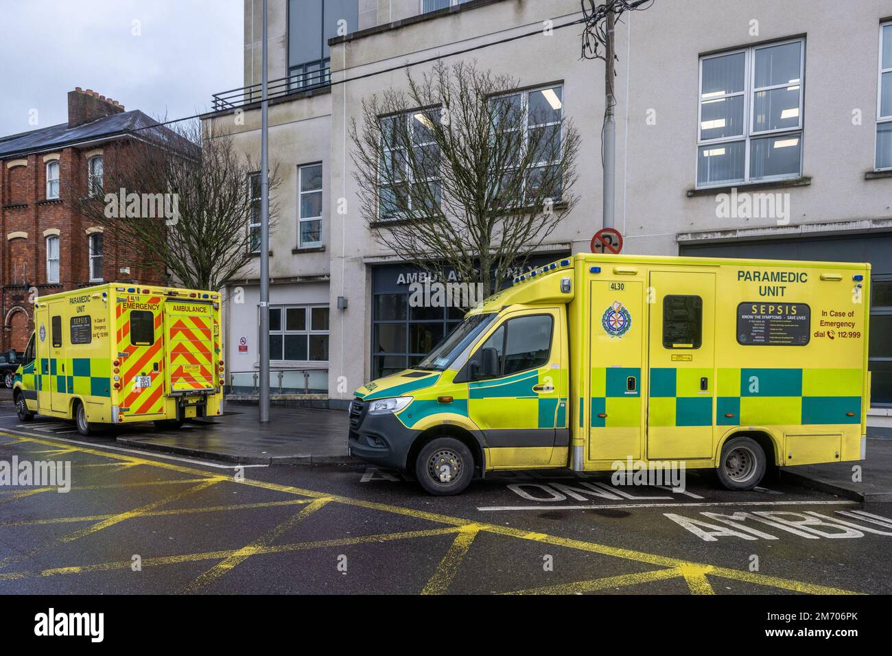 Cork, Irlanda. 6th Jan, 2023. La crisi sovraffollante dell'ospedale continua e sembra che peggiorerà prima che migliori. Ambulanze accodate al Mercy Hospital, Cork oggi, come il de è allungato ai limiti. Credit: AG News/Alamy Live News Foto Stock