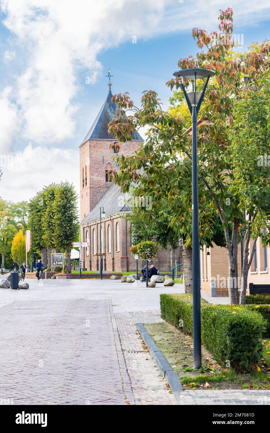 Paesaggio urbano con la chiesa del centro del villaggio Borger a Hondsrug in Drenthe, nei Paesi Bassi Foto Stock