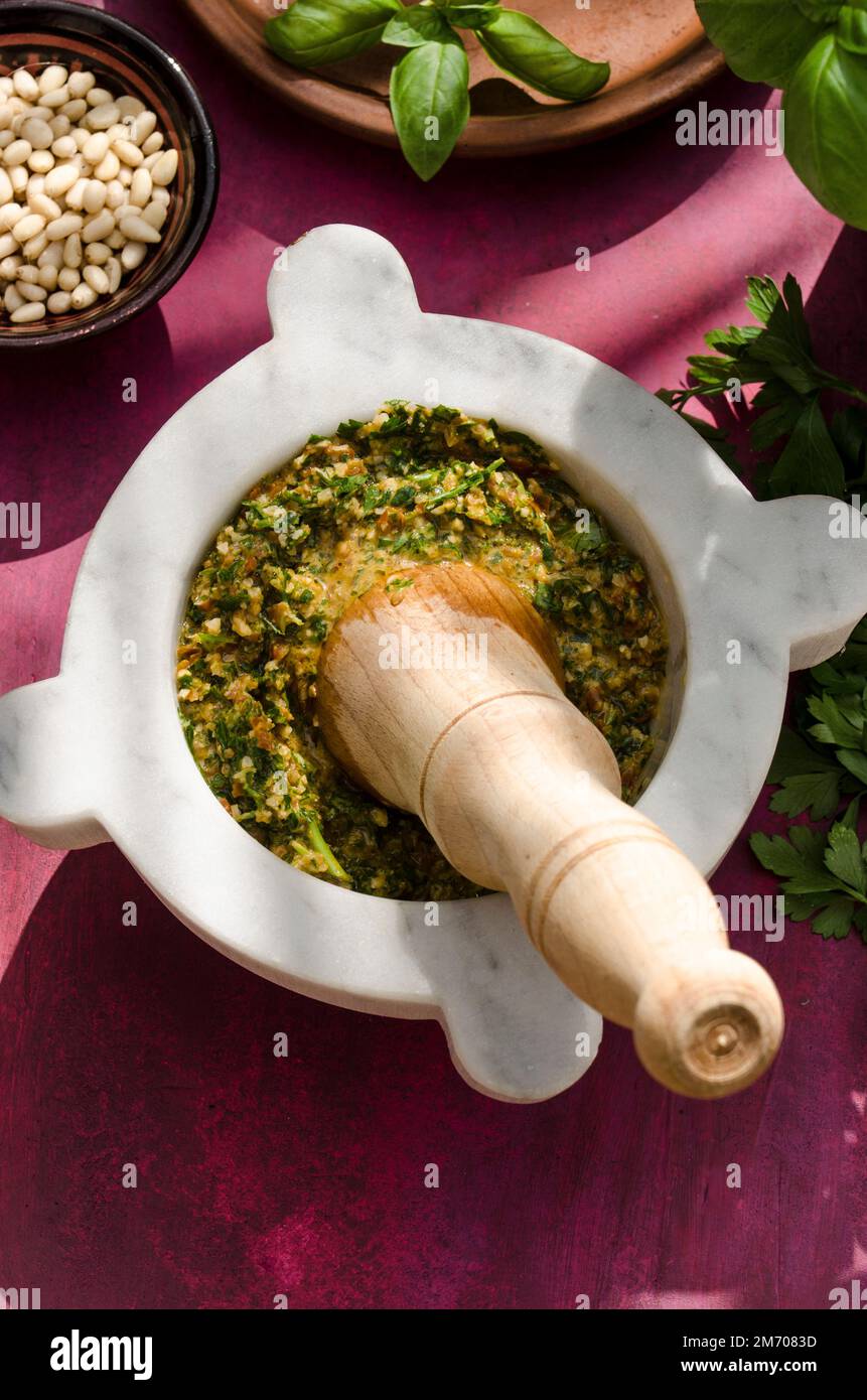 Pesto siciliano in pestello e mortaio Foto Stock