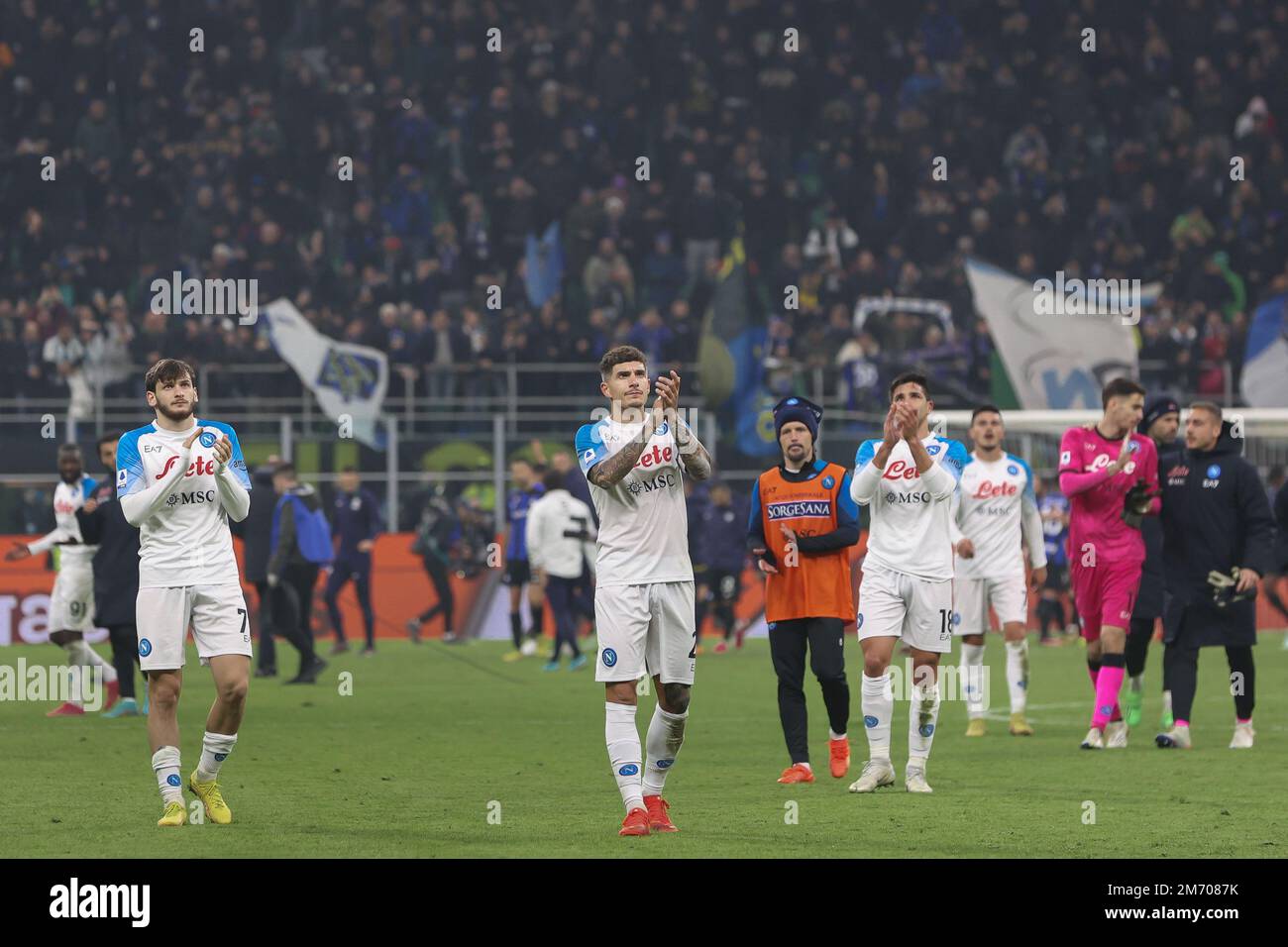 Italia, Milano, 4 2023 gennaio: Giovanni di Lorenzo (Napoli difensore) saluta i tifosi alla fine della partita di calcio FC INTER vs SSC NAPOLI, Serie A 2022-2023 day16 stadio San Siro (Foto di Fabrizio Andrea Bertani/Pacific Press/Sipa USA) Foto Stock