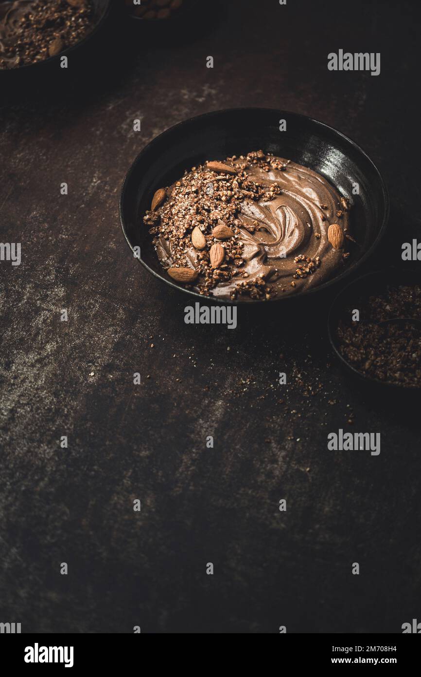 Ciotola di Smoothie al cioccolato vegano con spazio copia su sfondo scuro Foto Stock