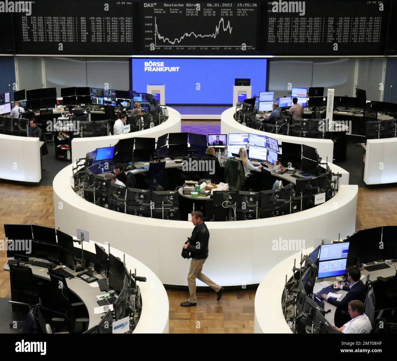 Il grafico DAX dell'indice azionario tedesco è illustrato alla Borsa di  Francoforte, Germania, 6 gennaio 2023. REUTERS/staff Foto stock - Alamy