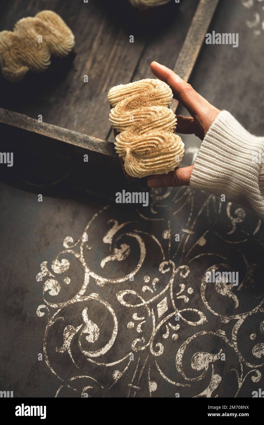 Pane di banana con glassa tenuto in una mano di womans Foto Stock
