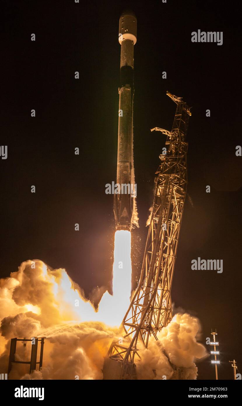 VANDENBURG SPACE FORCE BASE, CALIFORNIA, USA - 16 dicembre 2022 - Lancio Di Un razzo SpaceX Falcon 9 con la topografia Surface Water and Ocean (SWOT) Foto Stock