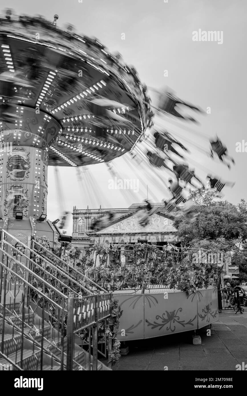 Merry Go Round lunga esposizione durante le celebrazioni natalizie al Downtown Cathedral di Guadalajara, Messico Foto Stock