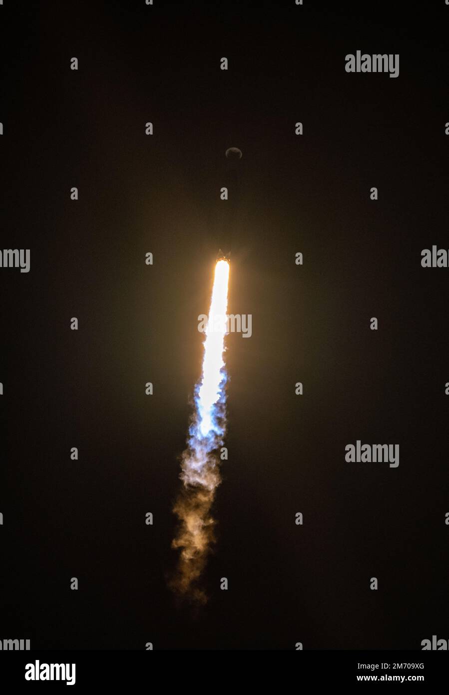 VANDENBURG SPACE FORCE BASE, CALIFORNIA, USA - 18 dicembre 2022 - Lancio Di Un razzo SpaceX Falcon 9 con la topografia Surface Water and Ocean (SWOT) Foto Stock