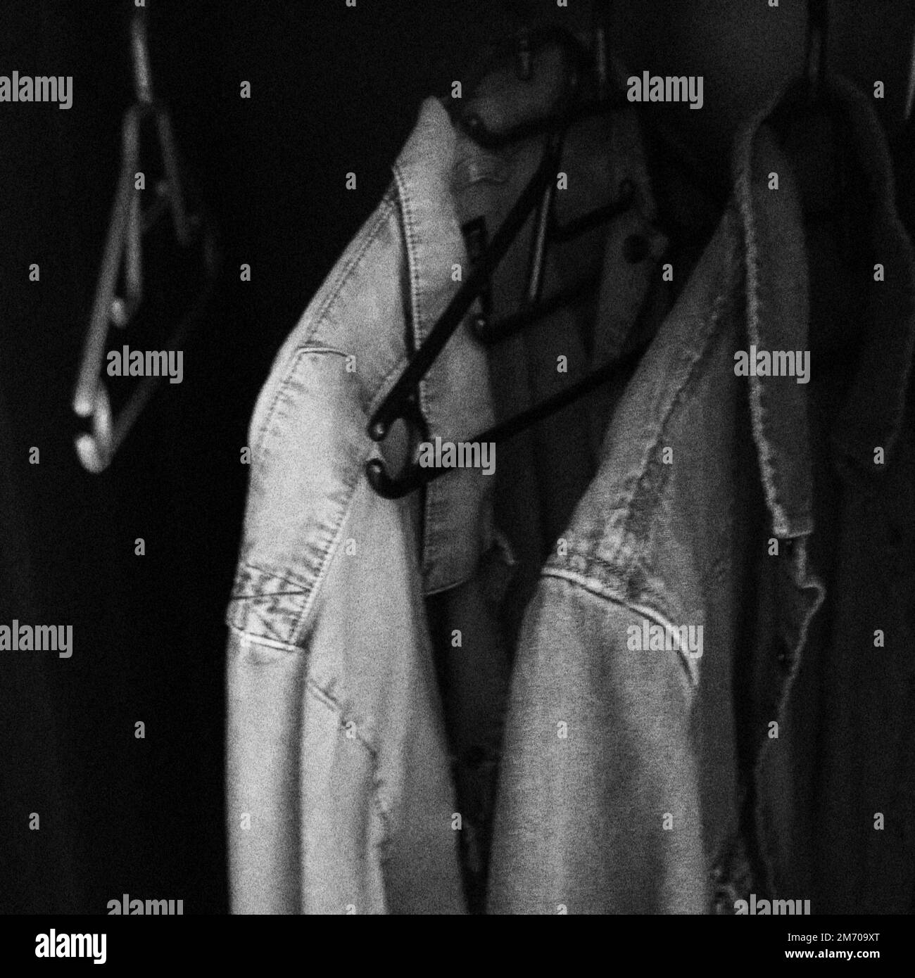 Una foto monocromatica di un paio di camicie Foto Stock