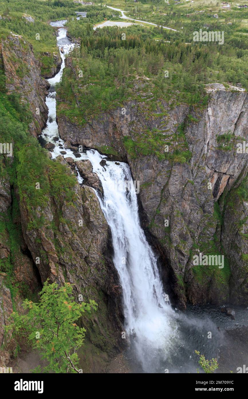 Cascata Veringfossen è una delle cascate più alte e più belle della Norvegia, che è formata dal fiume Boreyya. Foto Stock